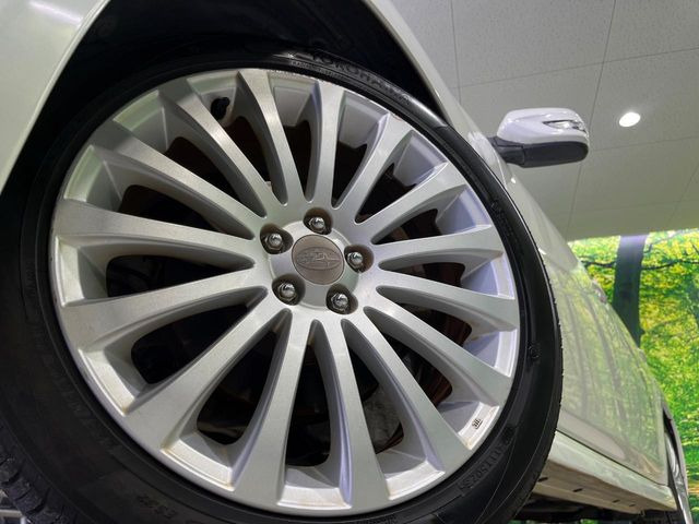 �y����18�C���`�A���~�z�C�[���z�O�ςɃ}�b�`���������A���~�z�C�[���𑕒����Ă���܂��B�e��ЊO�A���~�z�C�[����A�X�^�b�h���X�^�C�����戵�����Ă���܂��B���񂲑��k����������