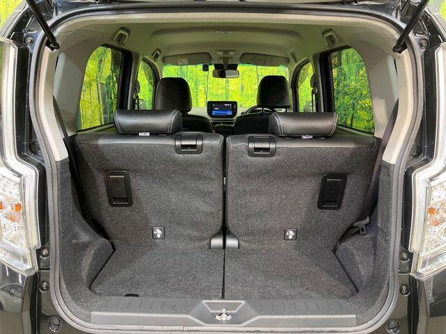 ���i�̂���������ʋ΁A���}���ɏ\���ȉ׎��X�y�[�X���m�ۂ��Ă���܂��B�Z�J���h�V�[�g��|���ƁA�傫�ȉו��̐ύڂ��\�ł���