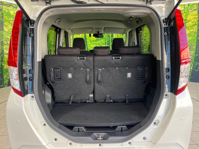 ���i�̂���������ʋ΁A���}���ɏ\���ȉ׎��X�y�[�X���m�ۂ��Ă���܂��B�Z�J���h�V�[�g��|���ƁA�傫�ȉו��̐ύڂ��\�ł���