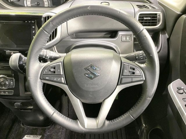 �C���e���A�ɍ��킹���f�U�C���̃X�e�A�����O�́A�^�]�������̂��Ƃ��l���A�^�]���₷���`��A�傫���ł��B�����x�A���ۂɐG���Ă��m���߂��������B