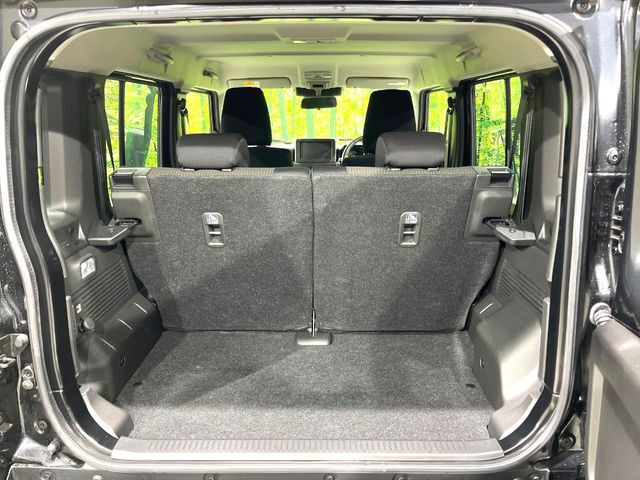 ���i�̂���������ʋ΁A���}���ɏ\���ȉ׎��X�y�[�X���m�ۂ��Ă���܂��B�Z�J���h�V�[�g��|���ƁA�傫�ȉו��̐ύڂ��\�ł���