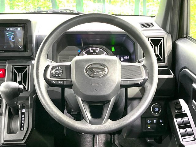 �C���e���A�ɍ��킹���f�U�C���̃X�e�A�����O�́A�^�]�������̂��Ƃ��l���A�^�]���₷���`��A�傫���ł��B�����x�A���ۂɐG���Ă��m���߂��������B