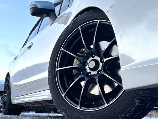 �y18�C���`�A���~�z�C�[���z�O�ςɃ}�b�`�����A���~�z�C�[���𑕒����Ă���܂��B�e��A���~�z�C�[����A�X�^�b�h���X�^�C�����戵�����Ă���܂��B���񂲑��k����������