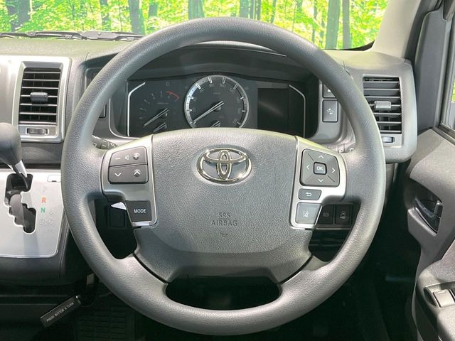 �C���e���A�ɍ��킹���f�U�C���̃X�e�A�����O�́A�^�]�������̂��Ƃ��l���A�^�]���₷���`��A�傫���ł��B�����x�A���ۂɐG���Ă��m���߂��������B