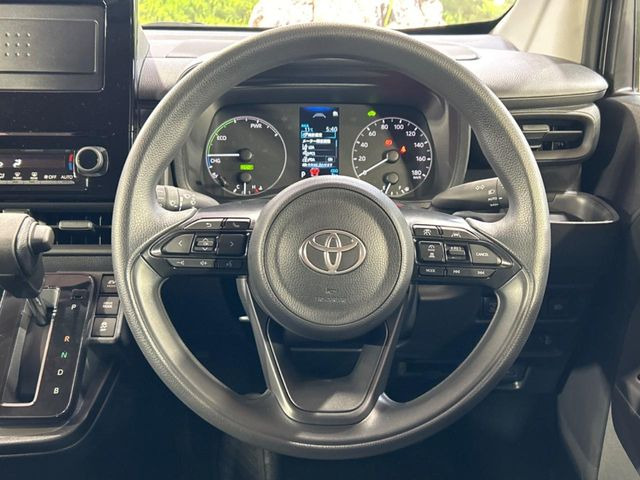 �C���e���A�ɍ��킹���f�U�C���̃X�e�A�����O�́A�^�]�������̂��Ƃ��l���A�^�]���₷���`��A�傫���ł��B�����x�A���ۂɐG���Ă��m���߂��������B