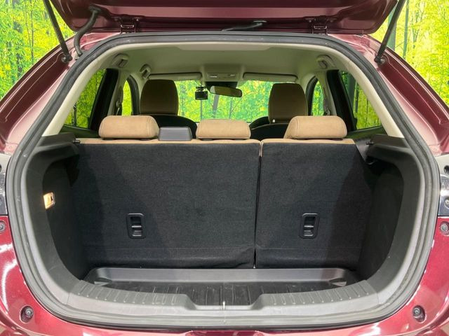 ���i�̂���������ʋ΁A���}���ɏ\���ȉ׎��X�y�[�X���m�ۂ��Ă���܂��B�Z�J���h�V�[�g��|���ƁA�傫�ȉו��̐ύڂ��\�ł���