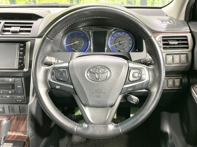 �C���e���A�ɍ��킹���f�U�C���̃X�e�A�����O�́A�^�]�������̂��Ƃ��l���A�^�]���₷���`��A�傫���ł��B�����x�A���ۂɐG���Ă��m���߂��������B