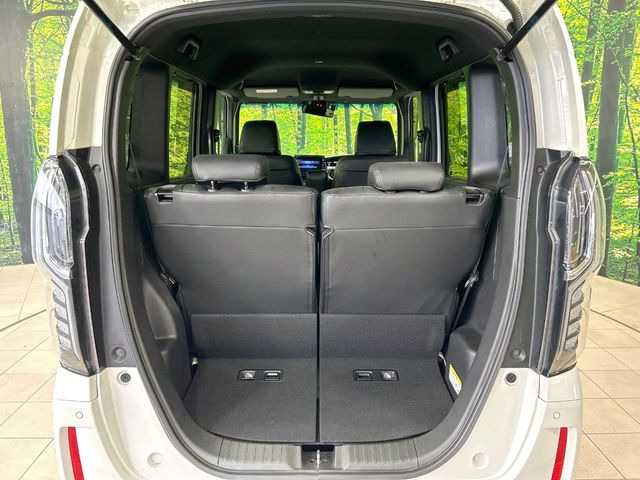 ���i�̂���������ʋ΁A���}���ɏ\���ȉ׎��X�y�[�X���m�ۂ��Ă���܂��B�Z�J���h�V�[�g��|���ƁA�傫�ȉו��̐ύڂ��\�ł���