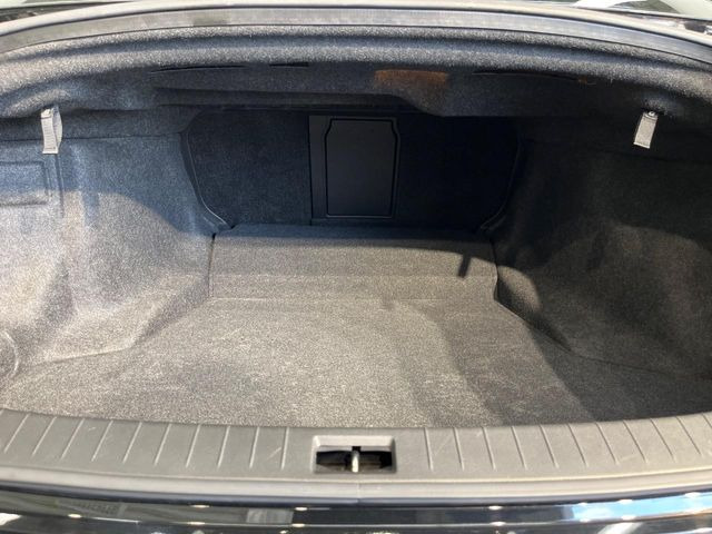 ���i�̂���������ʋ΁A���}���ɏ\���ȉ׎��X�y�[�X���m�ۂ��Ă���܂��B�傫�ȉו��̐ύڂ��\�ł���