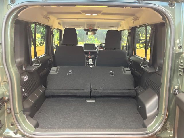 ���i�̂���������ʋ΁A���}���ɏ\���ȉ׎��X�y�[�X���m�ۂ��Ă���܂��B�Z�J���h�V�[�g��|���ƁA�傫�ȉו��̐ύڂ��\�ł���