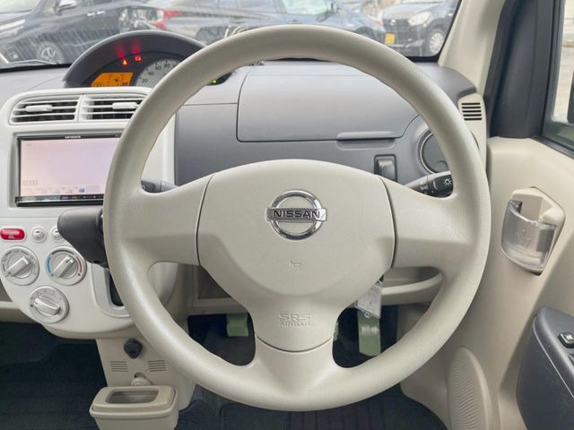 �C���e���A�ɍ��킹���f�U�C���̃X�e�A�����O�́A�^�]�������̂��Ƃ��l���A�^�]���₷���`��A�傫���ł��B�����x�A���ۂɐG���Ă��m���߂��������B