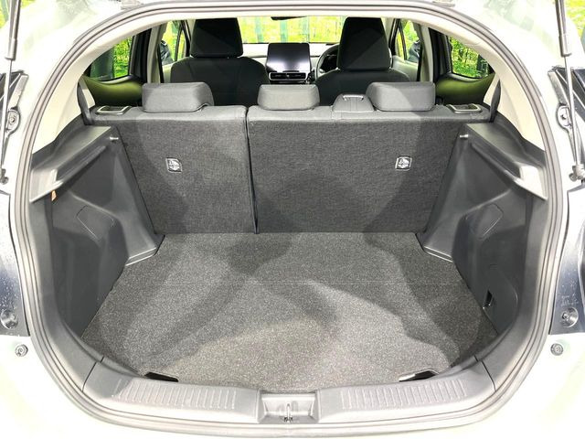 ���i�̂���������ʋ΁A���}���ɏ\���ȉ׎��X�y�[�X���m�ۂ��Ă���܂��B�Z�J���h�V�[�g��|���ƁA�傫�ȉו��̐ύڂ��\�ł���