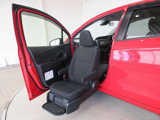 ヴィッツ1.5 ハイブリッド F ウェルキャブ 助手席リフトアップシート Aタイプ