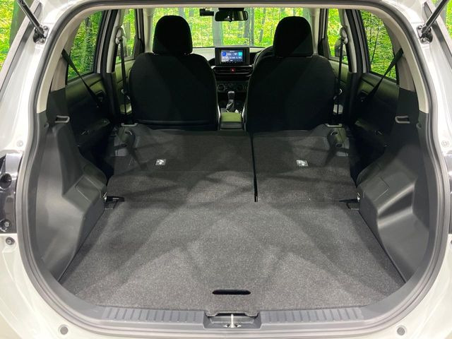 ���i�̂���������ʋ΁A���}���ɏ\���ȉ׎��X�y�[�X���m�ۂ��Ă���܂��B�Z�J���h�V�[�g��|���ƁA�傫�ȉו��̐ύڂ��\�ł���