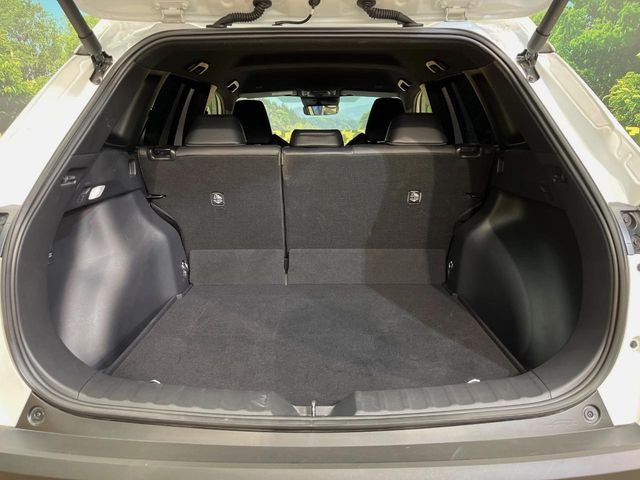 ���i�̂���������ʋ΁A���}���ɏ\���ȉ׎��X�y�[�X���m�ۂ��Ă���܂��B�Z�J���h�V�[�g��|���ƁA�傫�ȉו��̐ύڂ��\�ł���