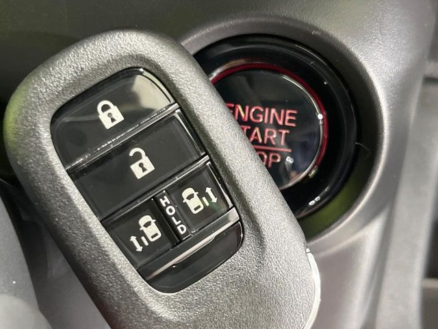 �yHonda�X�}�[�g�L�[�z�J�o����|�P�b�g�ɓ��ꂽ�܂܂ł��h�A�̎{���E�������\�ȃX�}�[�g�L�[�𑕔��B�G���W���̃I���E�I�t�����J�M�����o���K�v����������Ƃ��Ă��֗��ł���