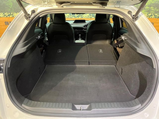 ���i�̂���������ʋ΁A���}���ɏ\���ȉ׎��X�y�[�X���m�ۂ��Ă���܂��B�Z�J���h�V�[�g��|���ƁA�傫�ȉו��̐ύڂ��\�ł���