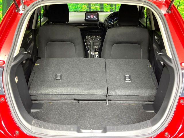 ���i�̂���������ʋ΁A���}���ɏ\���ȉ׎��X�y�[�X���m�ۂ��Ă���܂��B�Z�J���h�V�[�g��|���ƁA�傫�ȉו��̐ύڂ��\�ł���