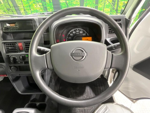 �C���e���A�ɍ��킹���f�U�C���̃X�e�A�����O�́A�^�]�������̂��Ƃ��l���A�^�]���₷���`��A�傫���ł��B�����x�A���ۂɐG���Ă��m���߂��������B