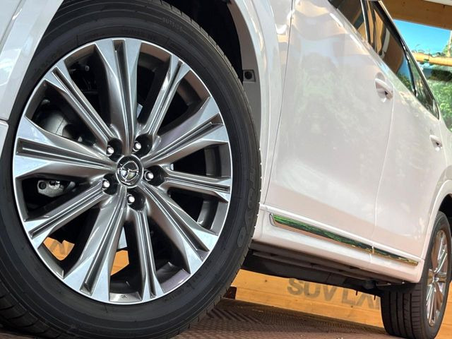 �y����19�C���`�A���~�z�C�[���z�O�ςɃ}�b�`���������A���~�z�C�[���𑕒����Ă���܂��B�e��ЊO�A���~�z�C�[����A�X�^�b�h���X�^�C�����戵�����Ă���܂��B���񂲑��k����������