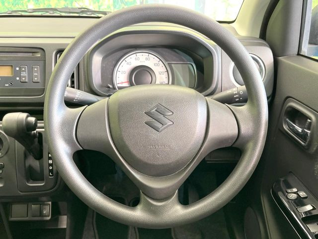 �C���e���A�ɍ��킹���f�U�C���̃X�e�A�����O�́A�^�]�������̂��Ƃ��l���A�^�]���₷���`��A�傫���ł��B�����x�A���ۂɐG���Ă��m���߂��������B