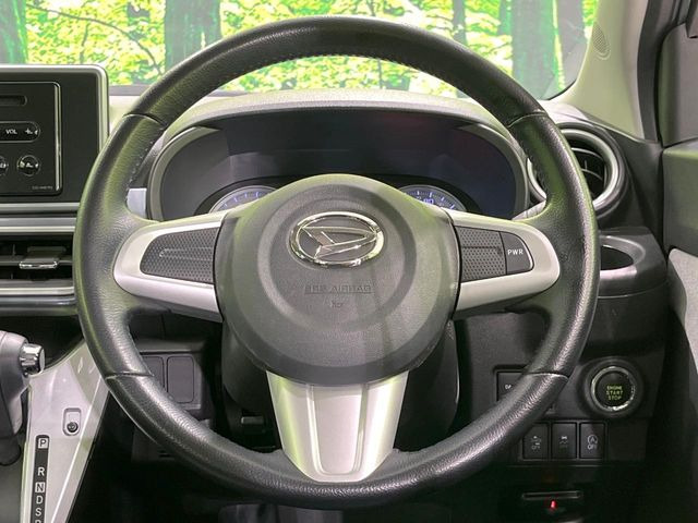 �C���e���A�ɍ��킹���f�U�C���̃X�e�A�����O�́A�^�]�������̂��Ƃ��l���A�^�]���₷���`��A�傫���ł��B�����x�A���ۂɐG���Ă��m���߂��������B