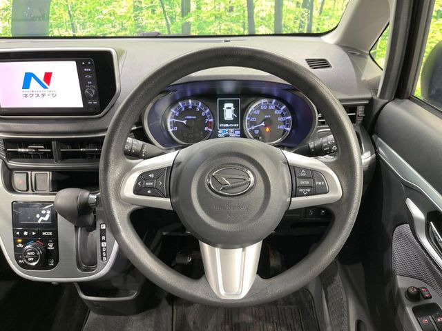 �C���e���A�ɍ��킹���f�U�C���̃X�e�A�����O�́A�^�]�������̂��Ƃ��l���A�^�]���₷���`��A�傫���ł��B�����x�A���ۂɐG���Ă��m���߂��������B