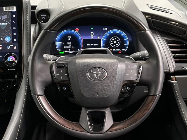 インテリアに合わせたデザインのステアリングは、運転される方のことも考え、運転しやすい形状、大きさです。是非一度、実際に触ってお確かめください。