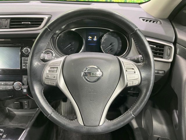 �C���e���A�ɍ��킹���f�U�C���̃X�e�A�����O�́A�^�]�������̂��Ƃ��l���A�^�]���₷���`��A�傫���ł��B�����x�A���ۂɐG���Ă��m���߂��������B