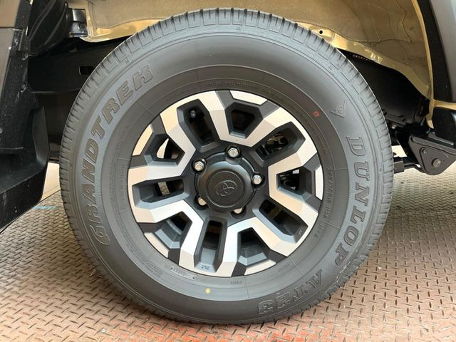 �y�O���[�h��p����16�C���`�A���~�z�C�[���z�f�U�C�����̍��������A���~�z�C�[���𑕒����Ă���܂��B�e��ЊO�A���~�z�C�[����A�X�^�b�h���X�^�C�����戵�����Ă���܂��B���񂲑��k����������