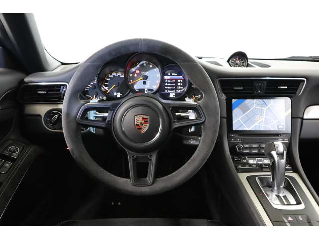 ��ɓ���ރX�e�A�����O�͑��쐫�ɗD��A�X�|�[�c�h���C�r���O�ł̓��͂ɑf���ɔ����B�N���m�p�b�P�[�W�̃��[�^�[�z�u�����F���������A�W�����đ������������Ă��܂��B