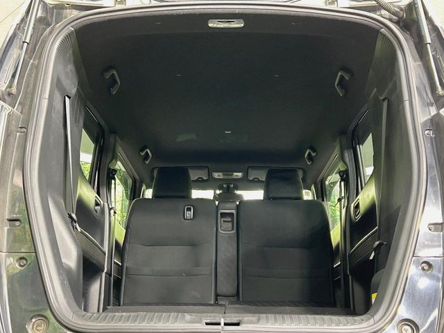 ���i�̂���������ʋ΁A���}���ɏ\���ȉ׎��X�y�[�X���m�ۂ��Ă���܂��B�Z�J���h�V�[�g��|���ƁA�傫�ȉו��̐ύڂ��\�ł���