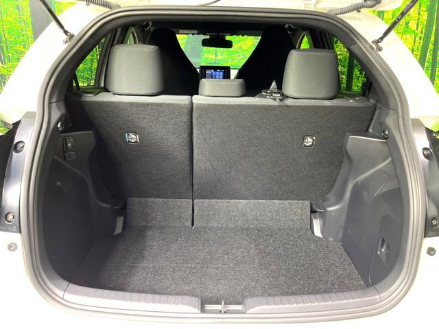 ���i�̂���������ʋ΁A���}���ɏ\���ȉ׎��X�y�[�X���m�ۂ��Ă���܂��B�Z�J���h�V�[�g��|���ƁA�傫�ȉו��̐ύڂ��\�ł���