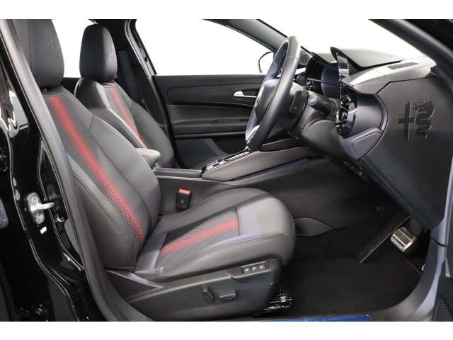 �u�v���~�A���v�̓W���j�A�̒��ł��㋉�O���[�h�ɂ�����A�A���t�@�����I�炵���`����&ldquo;5�z�[���f�U�C��&rdquo;��f�i�Ƃ�����18�C���`�z�C�[���𑕔����Ă���܂��B