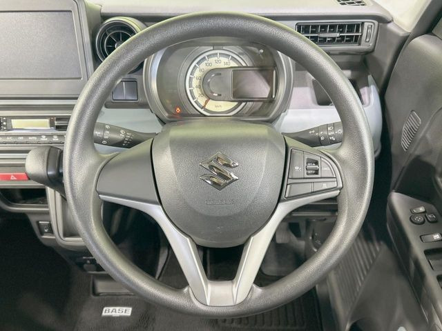 �C���e���A�ɍ��킹���f�U�C���̃X�e�A�����O�́A�^�]�������̂��Ƃ��l���A�^�]���₷���`��A�傫���ł��B�����x�A���ۂɐG���Ă��m���߂��������B