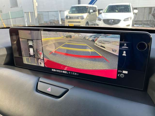 ��360&deg;�r���[���j�^�[���N���}��^�ォ�猩���낵�Ă��邩�̂悤�ȉf���ɂ���ĎԌɓ����c�񒓎ԂȂǂ̒��Ԏ��Ɏ��Ԃƒ��Ԉʒu�̊֌W���ЂƖڂŊm�F�ł��X���[�X�Ȓ��Ԃ��T�|�[�g���܂�!