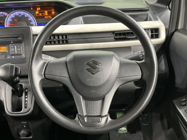 �C���e���A�ɍ��킹���f�U�C���̃X�e�A�����O�́A�^�]�������̂��Ƃ��l���A�^�]���₷���`��A�傫���ł��B�����x�A���ۂɐG���Ă��m���߂��������B