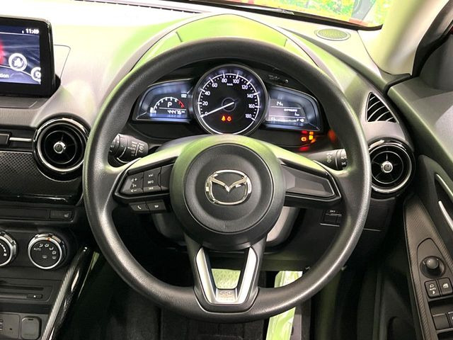 �C���e���A�ɍ��킹���f�U�C���̃X�e�A�����O�́A�^�]�������̂��Ƃ��l���A�^�]���₷���`��A�傫���ł��B�����x�A���ۂɐG���Ă��m���߂��������B