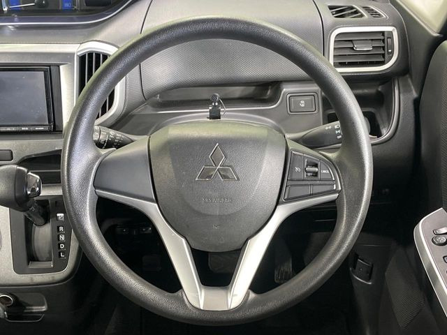 �C���e���A�ɍ��킹���f�U�C���̃X�e�A�����O�́A�^�]�������̂��Ƃ��l���A�^�]���₷���`��A�傫���ł��B�����x�A���ۂɐG���Ă��m���߂��������B