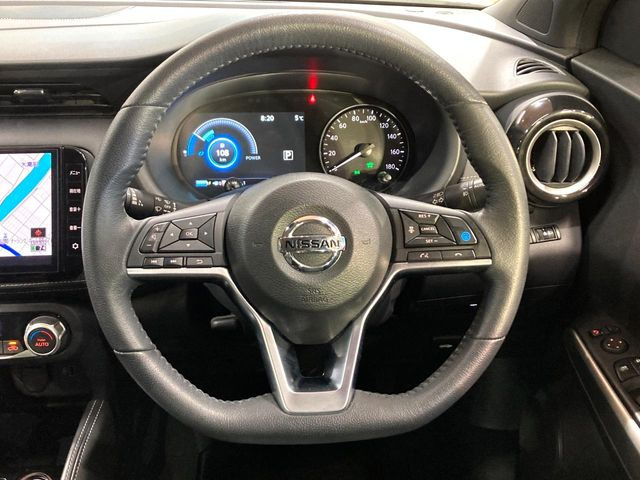 �C���e���A�ɍ��킹���f�U�C���̃X�e�A�����O�́A�^�]�������̂��Ƃ��l���A�^�]���₷���`��A�傫���ł��B�����x�A���ۂɐG���Ă��m���߂��������B