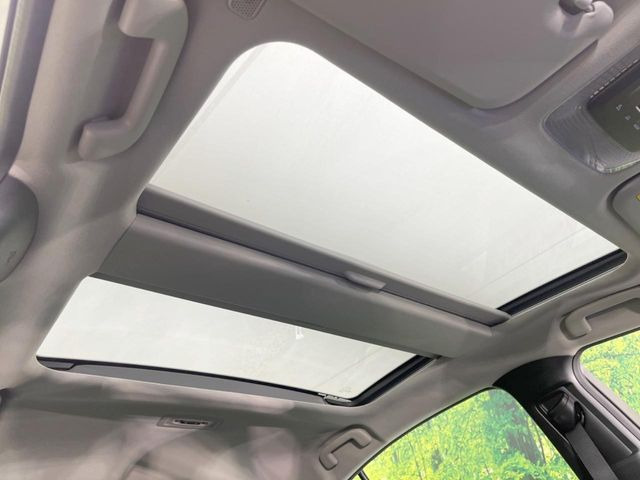 【ガラスルーフ】ガラスルーフ搭載で車内の解放感が一気にアップ!開放的なドライブをお楽しみいただけます。
