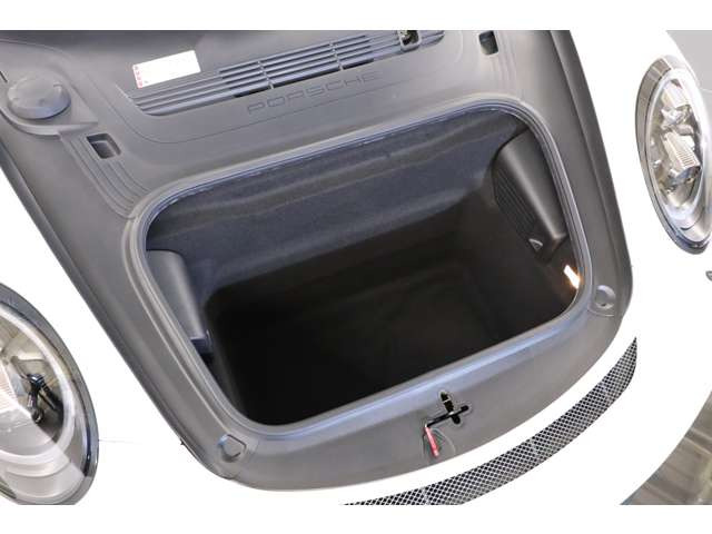 �g�����N���[���͓���g���ɏ\���ȗe�ʂ��m�ہB�T���̃h���C�u�⏬���s�ɂ����􂷂���p��������Ă��܂��B