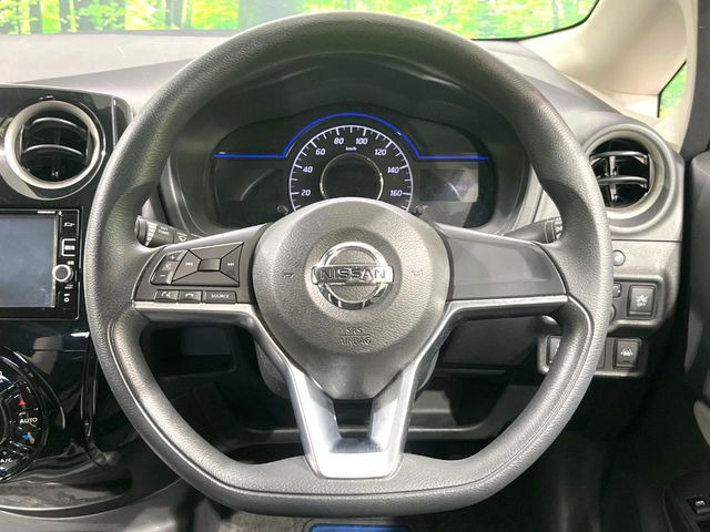 �C���e���A�ɍ��킹���f�U�C���̃X�e�A�����O�́A�^�]�������̂��Ƃ��l���A�^�]���₷���`��A�傫���ł��B�����x�A���ۂɐG���Ă��m���߂��������B