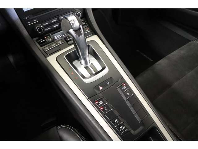 �V�t�g����͑��쐫���d���������C�A�E�g�ŁA��̓͂��ʒu�ɕK�v�ȃX�C�b�`���W�񂳂�Ă��܂��B�X�|�[�c���s�ł��X�g���X�Ȃ��V�t�g�`�F���W���\�B�V���v���ň����₷���݌v������ւ̏W�����T�|�[�g���܂��B