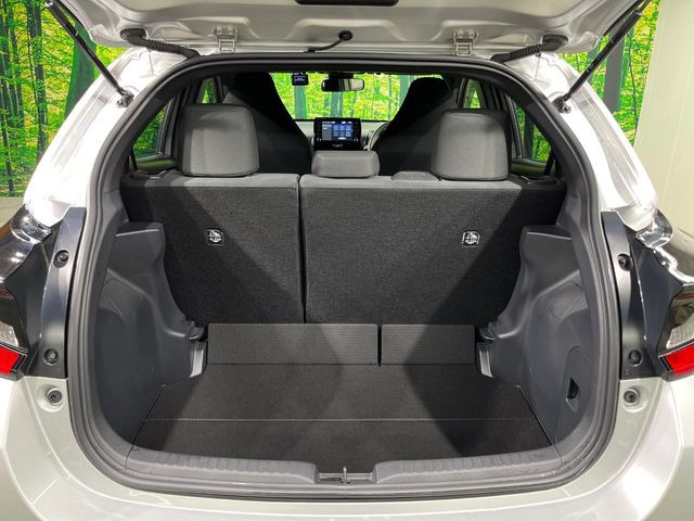 ���i�̂���������ʋ΁A���}���ɏ\���ȉ׎��X�y�[�X���m�ۂ��Ă���܂��B�Z�J���h�V�[�g��|���ƁA�傫�ȉו��̐ύڂ��\�ł���