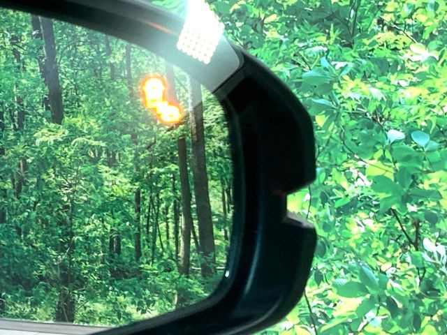 【ブラインドスポットインフォメーション】走行中、ドアミラーの死角になりやすい箇所に後続車が接近するとサイドミラー付近に警告を表示、ドライバーに注意喚起をしてくれます。