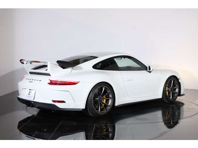 ���C�h�ŒႢ�X�^���X��GT3�炵�����݊������o�B�t���v���e�N�V�����t�B�����{�H�ς݂̂��߁A��ѐ΂⏬�����ŏ����ɗ}����ꂽ�Y��ȊO�ς��ێ����Ă��܂��B