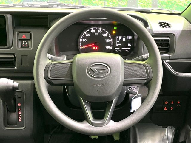 �C���e���A�ɍ��킹���f�U�C���̃X�e�A�����O�́A�^�]�������̂��Ƃ��l���A�^�]���₷���`��A�傫���ł��B�����x�A���ۂɐG���Ă��m���߂��������B