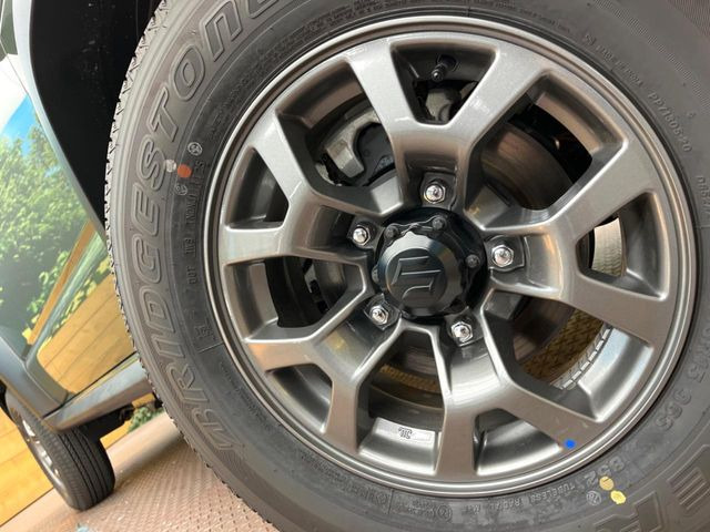 �y����15�C���`�A���~�z�C�[���z�O�ςɃ}�b�`���������A���~�z�C�[���𑕒����Ă���܂��B�e��ЊO�A���~�z�C�[����A�X�^�b�h���X�^�C�����戵�����Ă���܂��B���񂲑��k����������