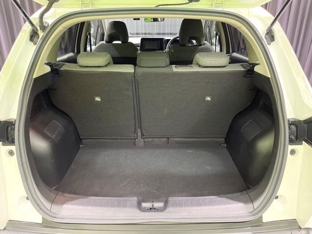 ���i�̂���������ʋ΁A���}���ɏ\���ȉ׎��X�y�[�X���m�ۂ��Ă���܂��B�Z�J���h�V�[�g��|���ƁA�傫�ȉו��̐ύڂ��\�ł���